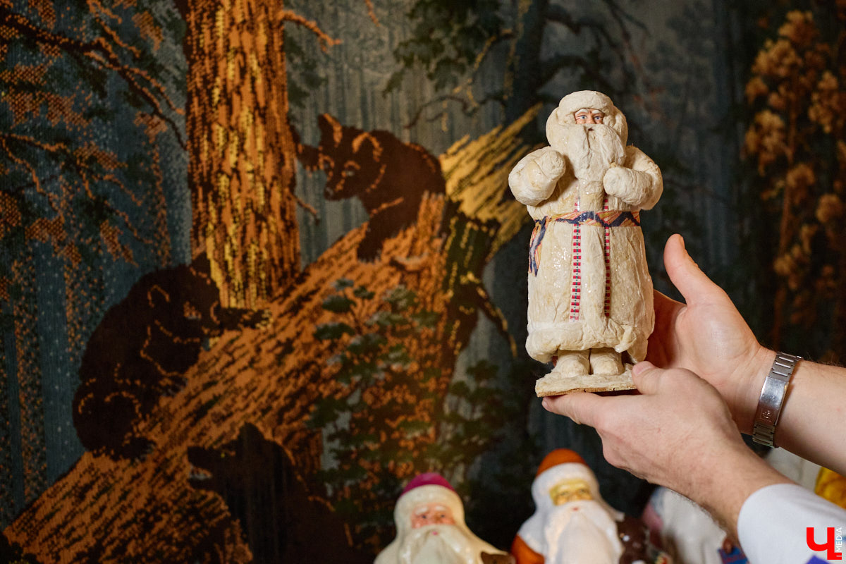 Небольшой дом на окраине Коврова, в котором живет Сергей Манушин, вновь заполонили Деды Морозы. Да не простые, а хранящие в себе историю советского прошлого. До начала декабря бородатые волшебники из ваты, бумаги, опилок и гипса хранятся в шкафах и коробках. Но когда для чуда наступает подходящий день и час, коллекционер достает свои сокровища с антресолей, расставляет их по комнатам, а потом зовет на экскурсию гостей. На сей раз в числе приглашенных оказался и «Ключ-Медиа».