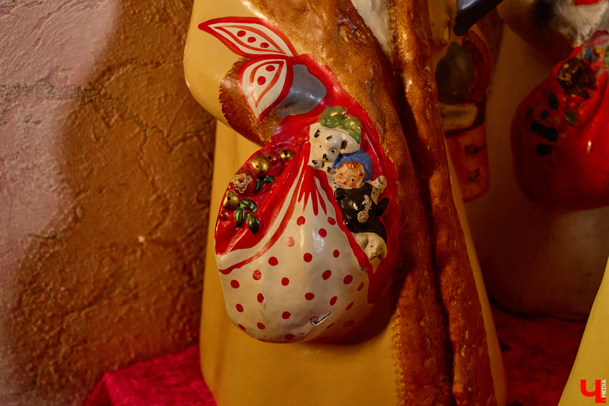 Небольшой дом на окраине Коврова, в котором живет Сергей Манушин, вновь заполонили Деды Морозы. Да не простые, а хранящие в себе историю советского прошлого. До начала декабря бородатые волшебники из ваты, бумаги, опилок и гипса хранятся в шкафах и коробках. Но когда для чуда наступает подходящий день и час, коллекционер достает свои сокровища с антресолей, расставляет их по комнатам, а потом зовет на экскурсию гостей. На сей раз в числе приглашенных оказался и «Ключ-Медиа».