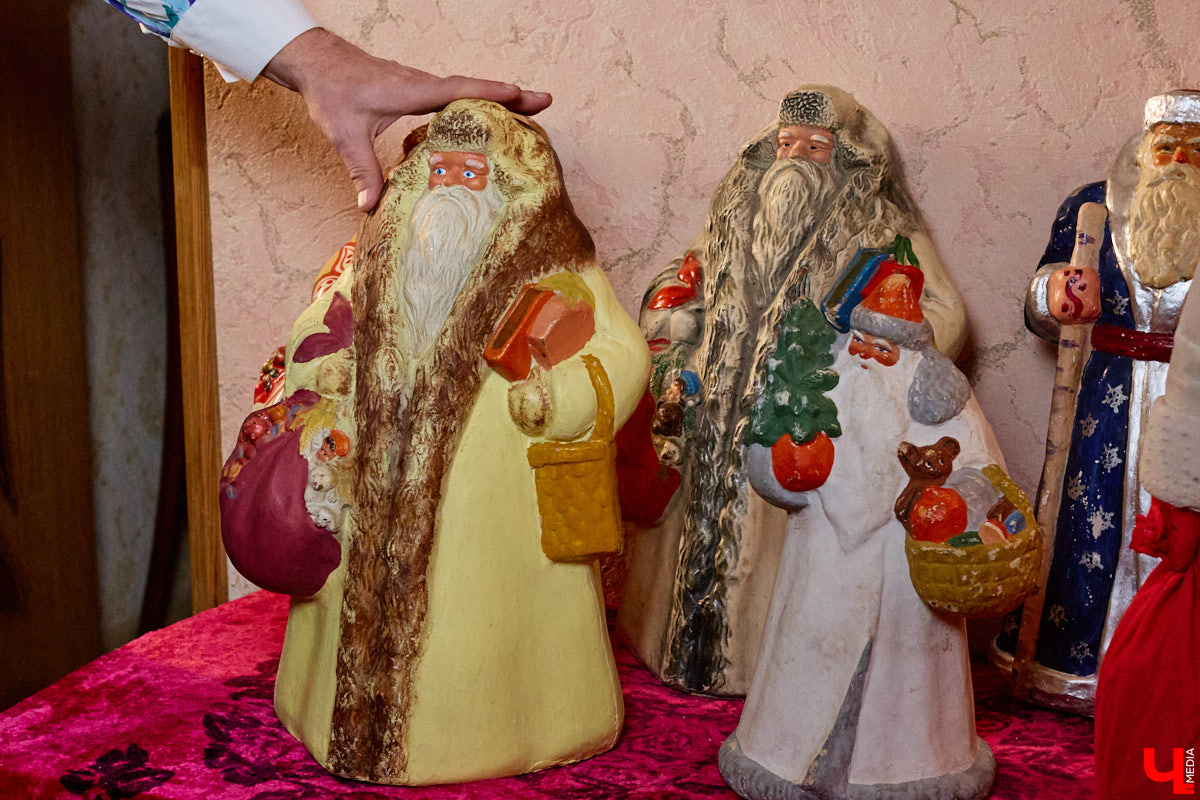 Небольшой дом на окраине Коврова, в котором живет Сергей Манушин, вновь заполонили Деды Морозы. Да не простые, а хранящие в себе историю советского прошлого. До начала декабря бородатые волшебники из ваты, бумаги, опилок и гипса хранятся в шкафах и коробках. Но когда для чуда наступает подходящий день и час, коллекционер достает свои сокровища с антресолей, расставляет их по комнатам, а потом зовет на экскурсию гостей. На сей раз в числе приглашенных оказался и «Ключ-Медиа».