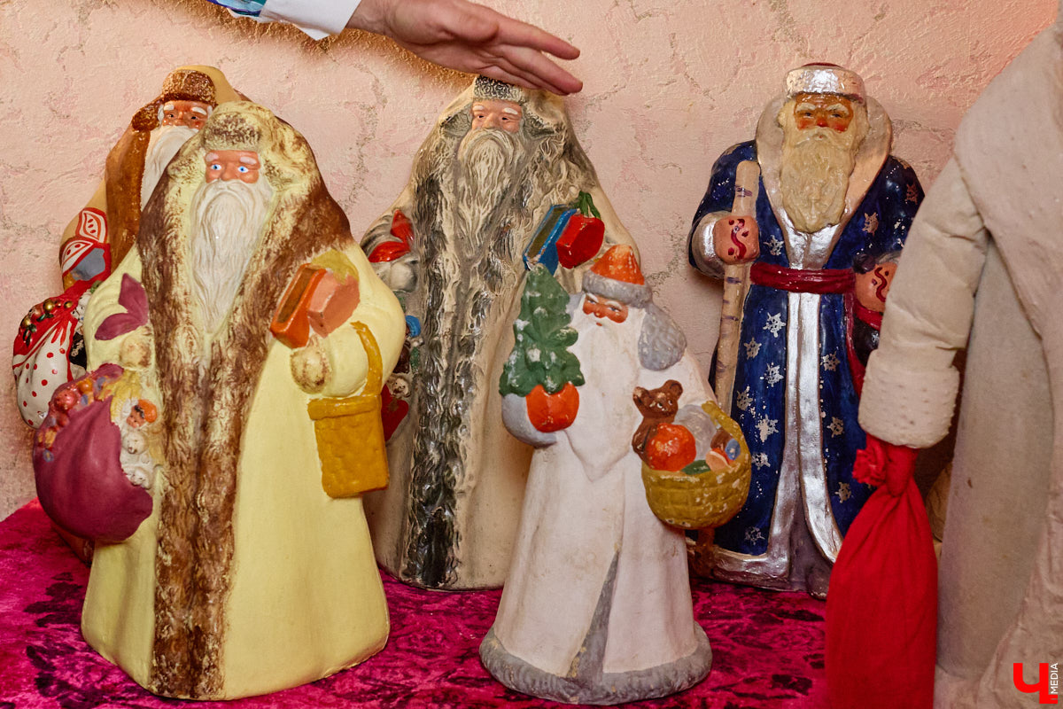 Небольшой дом на окраине Коврова, в котором живет Сергей Манушин, вновь заполонили Деды Морозы. Да не простые, а хранящие в себе историю советского прошлого. До начала декабря бородатые волшебники из ваты, бумаги, опилок и гипса хранятся в шкафах и коробках. Но когда для чуда наступает подходящий день и час, коллекционер достает свои сокровища с антресолей, расставляет их по комнатам, а потом зовет на экскурсию гостей. На сей раз в числе приглашенных оказался и «Ключ-Медиа».