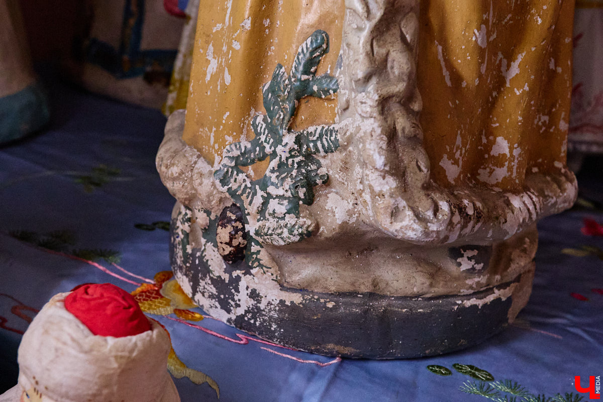 Небольшой дом на окраине Коврова, в котором живет Сергей Манушин, вновь заполонили Деды Морозы. Да не простые, а хранящие в себе историю советского прошлого. До начала декабря бородатые волшебники из ваты, бумаги, опилок и гипса хранятся в шкафах и коробках. Но когда для чуда наступает подходящий день и час, коллекционер достает свои сокровища с антресолей, расставляет их по комнатам, а потом зовет на экскурсию гостей. На сей раз в числе приглашенных оказался и «Ключ-Медиа».