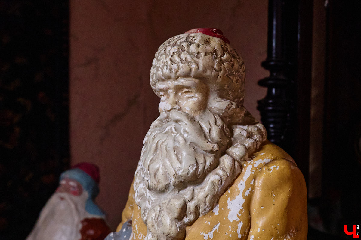 Небольшой дом на окраине Коврова, в котором живет Сергей Манушин, вновь заполонили Деды Морозы. Да не простые, а хранящие в себе историю советского прошлого. До начала декабря бородатые волшебники из ваты, бумаги, опилок и гипса хранятся в шкафах и коробках. Но когда для чуда наступает подходящий день и час, коллекционер достает свои сокровища с антресолей, расставляет их по комнатам, а потом зовет на экскурсию гостей. На сей раз в числе приглашенных оказался и «Ключ-Медиа».