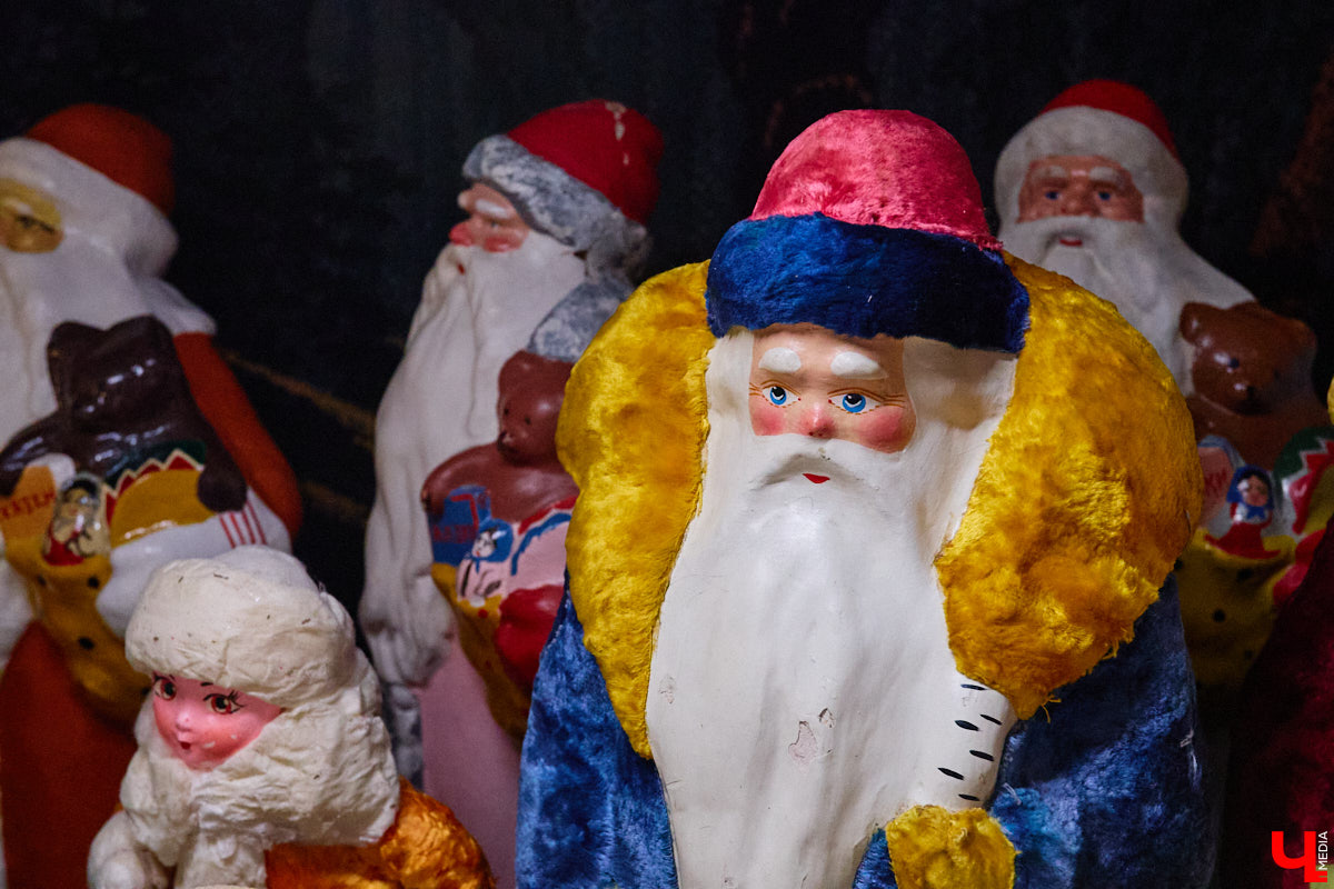 Небольшой дом на окраине Коврова, в котором живет Сергей Манушин, вновь заполонили Деды Морозы. Да не простые, а хранящие в себе историю советского прошлого. До начала декабря бородатые волшебники из ваты, бумаги, опилок и гипса хранятся в шкафах и коробках. Но когда для чуда наступает подходящий день и час, коллекционер достает свои сокровища с антресолей, расставляет их по комнатам, а потом зовет на экскурсию гостей. На сей раз в числе приглашенных оказался и «Ключ-Медиа».