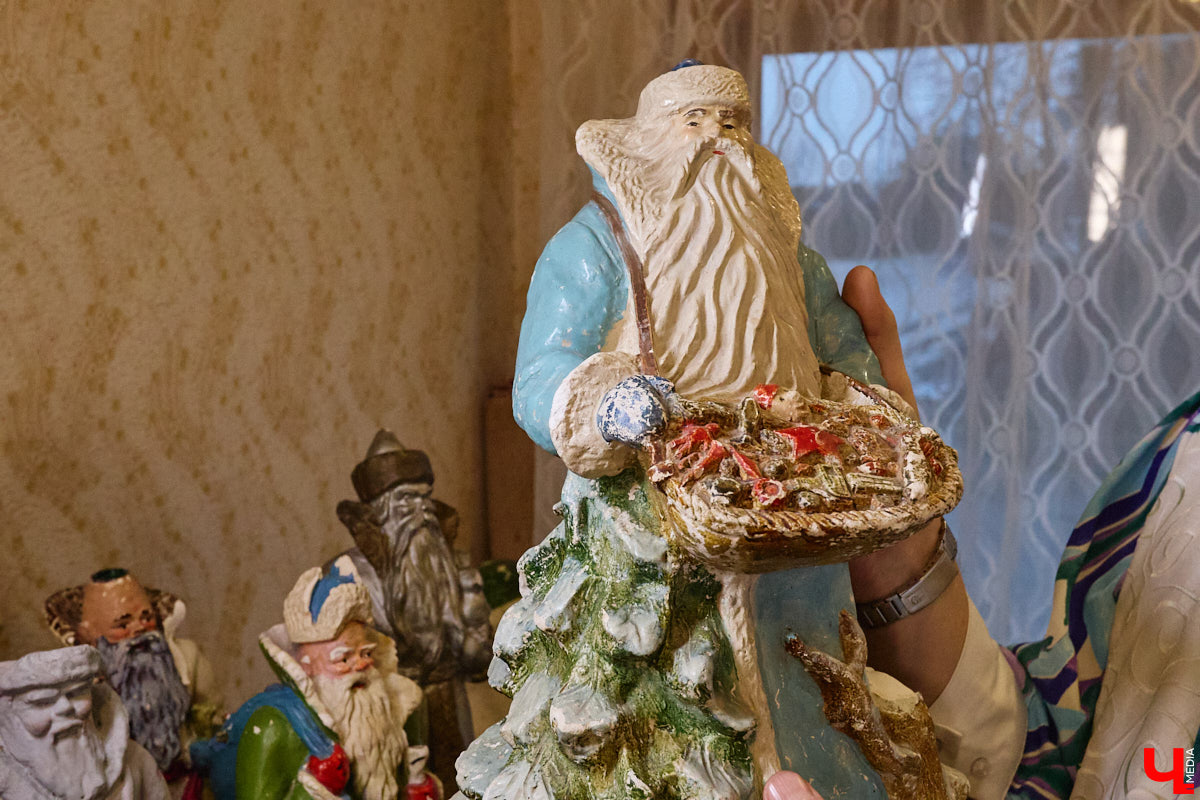 Небольшой дом на окраине Коврова, в котором живет Сергей Манушин, вновь заполонили Деды Морозы. Да не простые, а хранящие в себе историю советского прошлого. До начала декабря бородатые волшебники из ваты, бумаги, опилок и гипса хранятся в шкафах и коробках. Но когда для чуда наступает подходящий день и час, коллекционер достает свои сокровища с антресолей, расставляет их по комнатам, а потом зовет на экскурсию гостей. На сей раз в числе приглашенных оказался и «Ключ-Медиа».