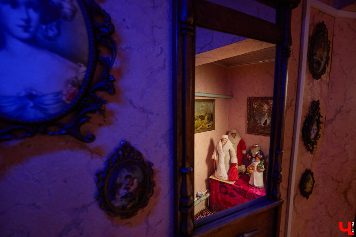 Небольшой дом на окраине Коврова, в котором живет Сергей Манушин, вновь заполонили Деды Морозы. Да не простые, а хранящие в себе историю советского прошлого. До начала декабря бородатые волшебники из ваты, бумаги, опилок и гипса хранятся в шкафах и коробках. Но когда для чуда наступает подходящий день и час, коллекционер достает свои сокровища с антресолей, расставляет их по комнатам, а потом зовет на экскурсию гостей. На сей раз в числе приглашенных оказался и «Ключ-Медиа».