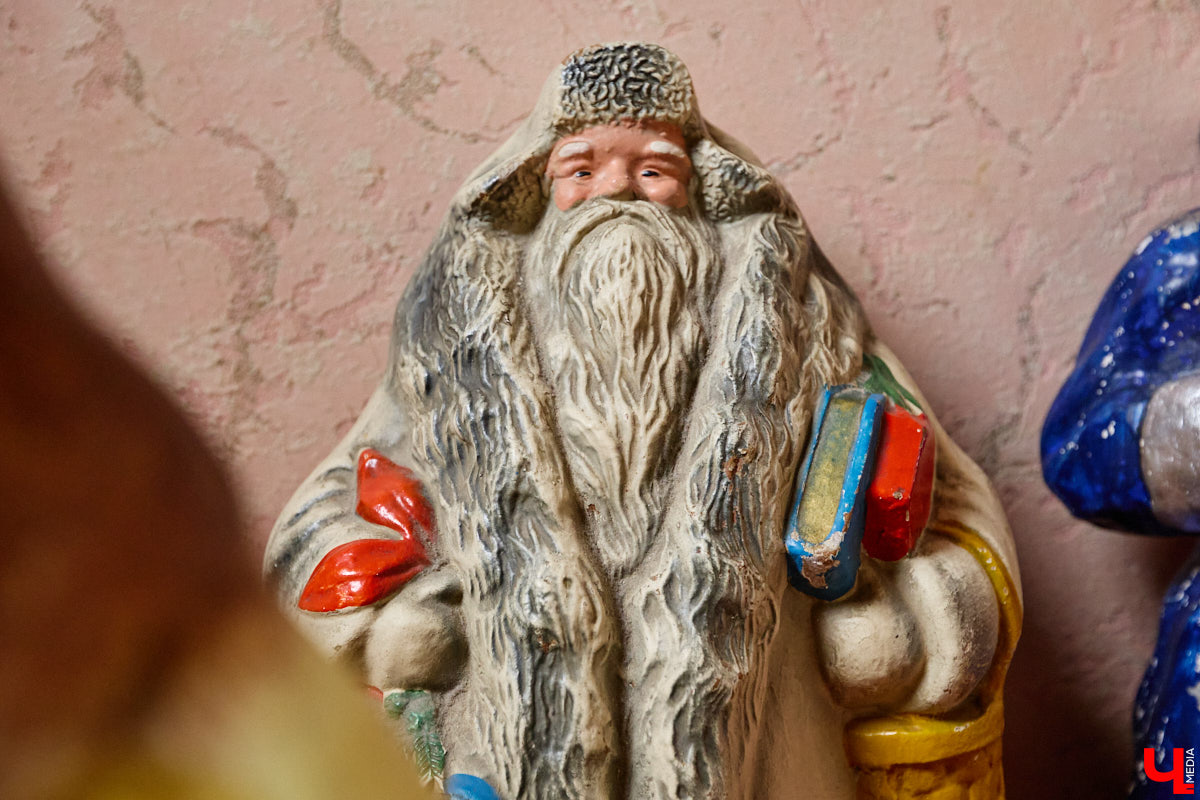 Небольшой дом на окраине Коврова, в котором живет Сергей Манушин, вновь заполонили Деды Морозы. Да не простые, а хранящие в себе историю советского прошлого. До начала декабря бородатые волшебники из ваты, бумаги, опилок и гипса хранятся в шкафах и коробках. Но когда для чуда наступает подходящий день и час, коллекционер достает свои сокровища с антресолей, расставляет их по комнатам, а потом зовет на экскурсию гостей. На сей раз в числе приглашенных оказался и «Ключ-Медиа».