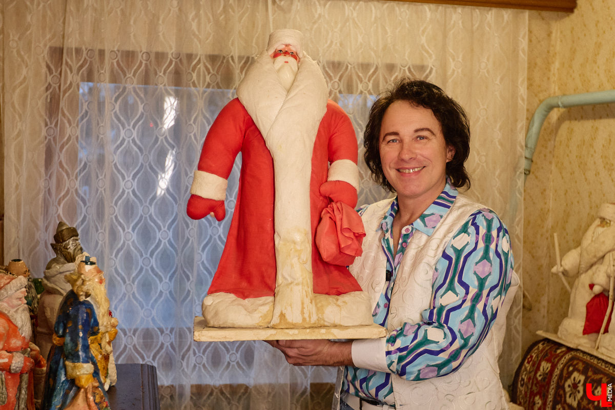 Небольшой дом на окраине Коврова, в котором живет Сергей Манушин, вновь заполонили Деды Морозы. Да не простые, а хранящие в себе историю советского прошлого. До начала декабря бородатые волшебники из ваты, бумаги, опилок и гипса хранятся в шкафах и коробках. Но когда для чуда наступает подходящий день и час, коллекционер достает свои сокровища с антресолей, расставляет их по комнатам, а потом зовет на экскурсию гостей. На сей раз в числе приглашенных оказался и «Ключ-Медиа».