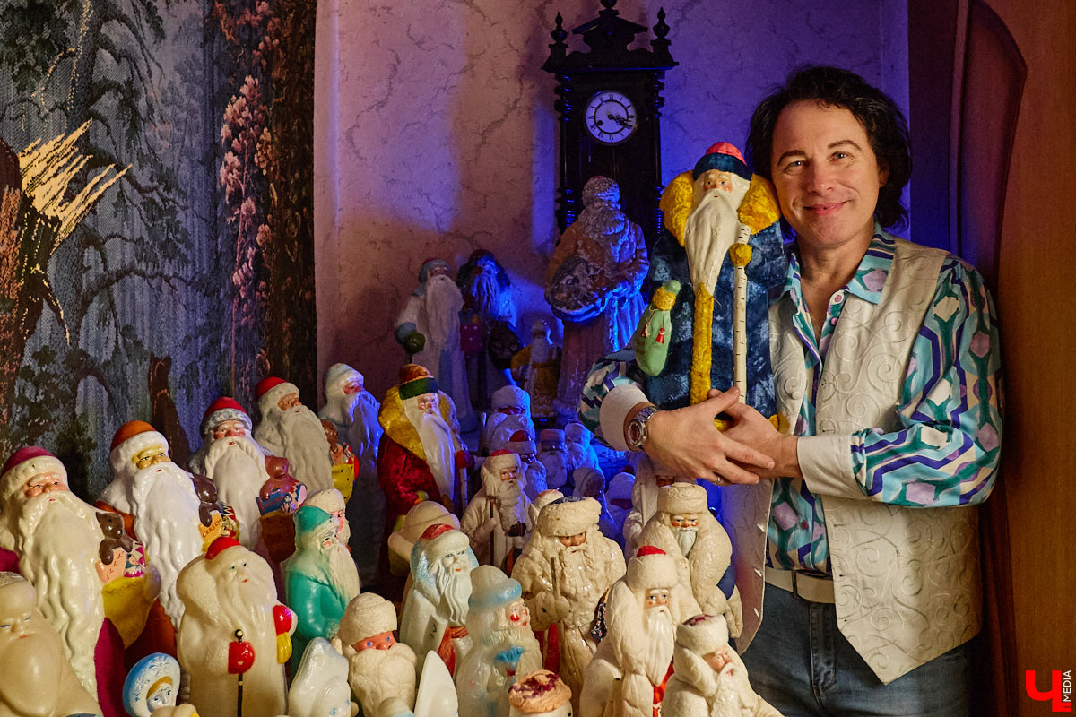 Небольшой дом на окраине Коврова, в котором живет Сергей Манушин, вновь заполонили Деды Морозы. Да не простые, а хранящие в себе историю советского прошлого. До начала декабря бородатые волшебники из ваты, бумаги, опилок и гипса хранятся в шкафах и коробках. Но когда для чуда наступает подходящий день и час, коллекционер достает свои сокровища с антресолей, расставляет их по комнатам, а потом зовет на экскурсию гостей. На сей раз в числе приглашенных оказался и «Ключ-Медиа».