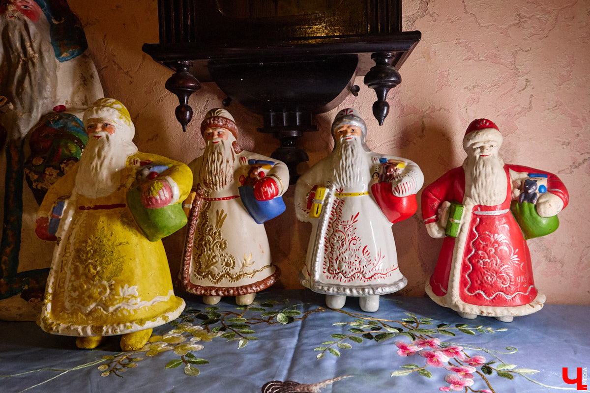 Небольшой дом на окраине Коврова, в котором живет Сергей Манушин, вновь заполонили Деды Морозы. Да не простые, а хранящие в себе историю советского прошлого. До начала декабря бородатые волшебники из ваты, бумаги, опилок и гипса хранятся в шкафах и коробках. Но когда для чуда наступает подходящий день и час, коллекционер достает свои сокровища с антресолей, расставляет их по комнатам, а потом зовет на экскурсию гостей. На сей раз в числе приглашенных оказался и «Ключ-Медиа».