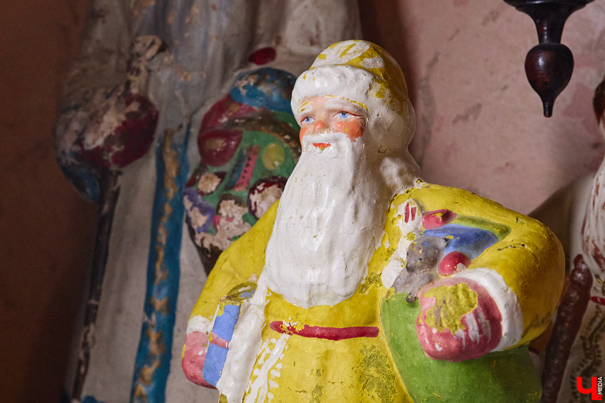 Небольшой дом на окраине Коврова, в котором живет Сергей Манушин, вновь заполонили Деды Морозы. Да не простые, а хранящие в себе историю советского прошлого. До начала декабря бородатые волшебники из ваты, бумаги, опилок и гипса хранятся в шкафах и коробках. Но когда для чуда наступает подходящий день и час, коллекционер достает свои сокровища с антресолей, расставляет их по комнатам, а потом зовет на экскурсию гостей. На сей раз в числе приглашенных оказался и «Ключ-Медиа».