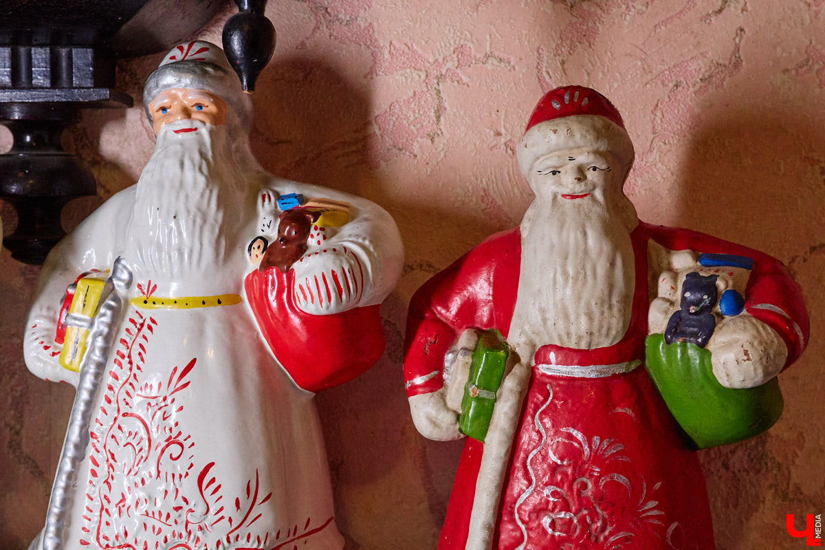 Небольшой дом на окраине Коврова, в котором живет Сергей Манушин, вновь заполонили Деды Морозы. Да не простые, а хранящие в себе историю советского прошлого. До начала декабря бородатые волшебники из ваты, бумаги, опилок и гипса хранятся в шкафах и коробках. Но когда для чуда наступает подходящий день и час, коллекционер достает свои сокровища с антресолей, расставляет их по комнатам, а потом зовет на экскурсию гостей. На сей раз в числе приглашенных оказался и «Ключ-Медиа».