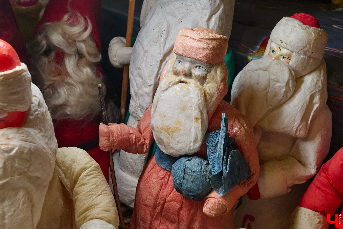 Небольшой дом на окраине Коврова, в котором живет Сергей Манушин, вновь заполонили Деды Морозы. Да не простые, а хранящие в себе историю советского прошлого. До начала декабря бородатые волшебники из ваты, бумаги, опилок и гипса хранятся в шкафах и коробках. Но когда для чуда наступает подходящий день и час, коллекционер достает свои сокровища с антресолей, расставляет их по комнатам, а потом зовет на экскурсию гостей. На сей раз в числе приглашенных оказался и «Ключ-Медиа».