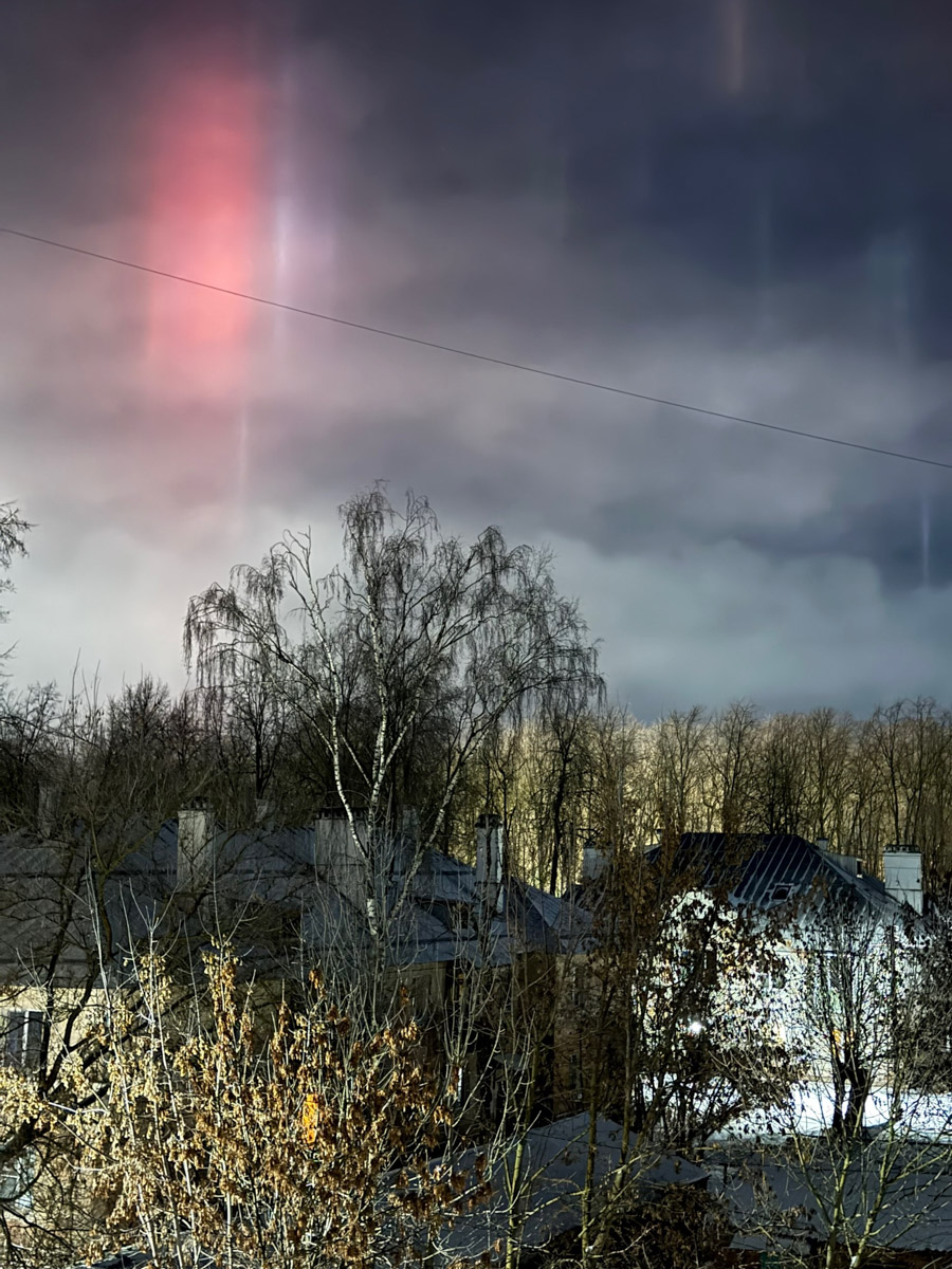 Жители Владимирской области стали свидетелями редкого оптического явления. Небо над регионом раскрасили световые столбы самых разных оттенков. Все дело в наступивших морозах, благодаря которым свет отражается в мельчайших кристаллах, парящих в воздухе. Выглядит это зрелище словно предновогоднее чудо.