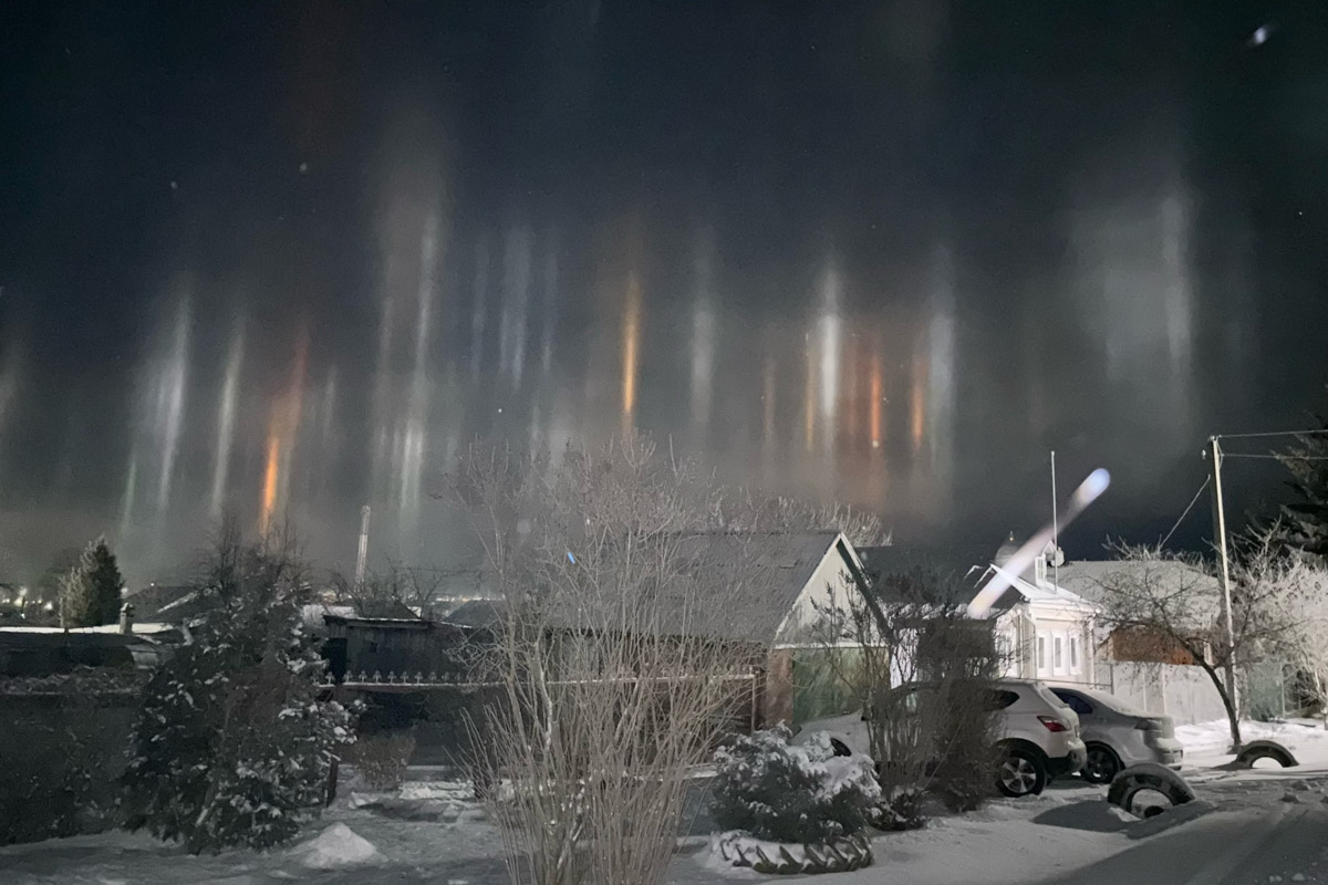 Жители Владимирской области стали свидетелями редкого оптического явления. Небо над регионом раскрасили световые столбы самых разных оттенков. Все дело в наступивших морозах, благодаря которым свет отражается в мельчайших кристаллах, парящих в воздухе. Выглядит это зрелище словно предновогоднее чудо.