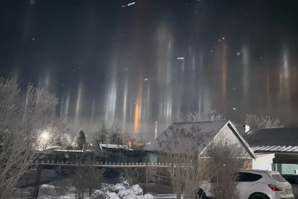 Жители Владимирской области стали свидетелями редкого оптического явления. Небо над регионом раскрасили световые столбы самых разных оттенков. Все дело в наступивших морозах, благодаря которым свет отражается в мельчайших кристаллах, парящих в воздухе. Выглядит это зрелище словно предновогоднее чудо.