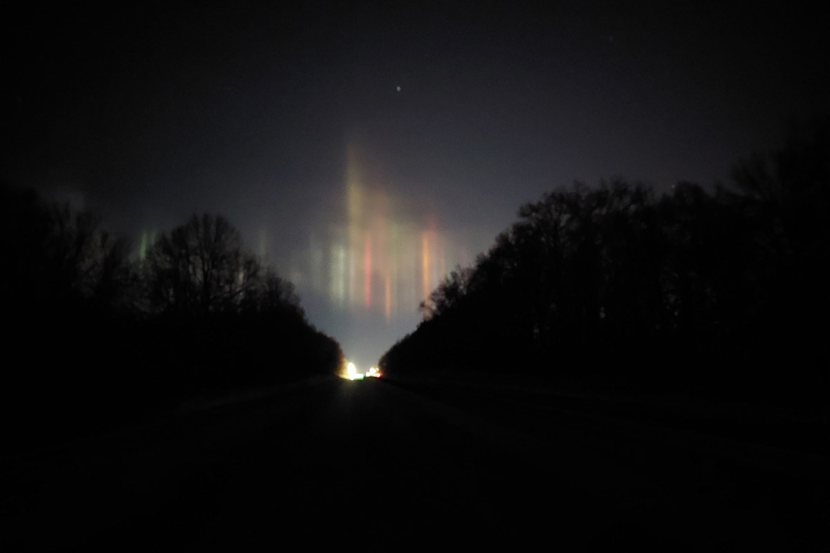 Жители Владимирской области стали свидетелями редкого оптического явления. Небо над регионом раскрасили световые столбы самых разных оттенков. Все дело в наступивших морозах, благодаря которым свет отражается в мельчайших кристаллах, парящих в воздухе. Выглядит это зрелище словно предновогоднее чудо.