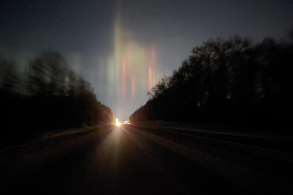 Жители Владимирской области стали свидетелями редкого оптического явления. Небо над регионом раскрасили световые столбы самых разных оттенков. Все дело в наступивших морозах, благодаря которым свет отражается в мельчайших кристаллах, парящих в воздухе. Выглядит это зрелище словно предновогоднее чудо.