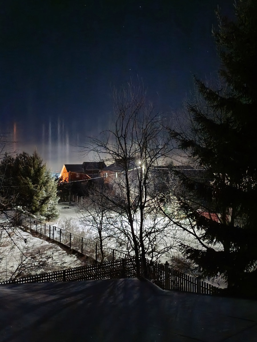 Жители Владимирской области стали свидетелями редкого оптического явления. Небо над регионом раскрасили световые столбы самых разных оттенков. Все дело в наступивших морозах, благодаря которым свет отражается в мельчайших кристаллах, парящих в воздухе. Выглядит это зрелище словно предновогоднее чудо.