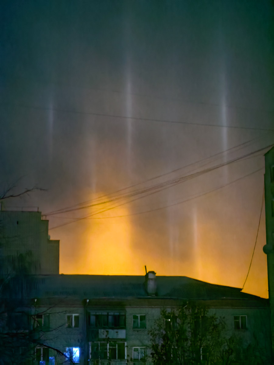 Жители Владимирской области стали свидетелями редкого оптического явления. Небо над регионом раскрасили световые столбы самых разных оттенков. Все дело в наступивших морозах, благодаря которым свет отражается в мельчайших кристаллах, парящих в воздухе. Выглядит это зрелище словно предновогоднее чудо.
