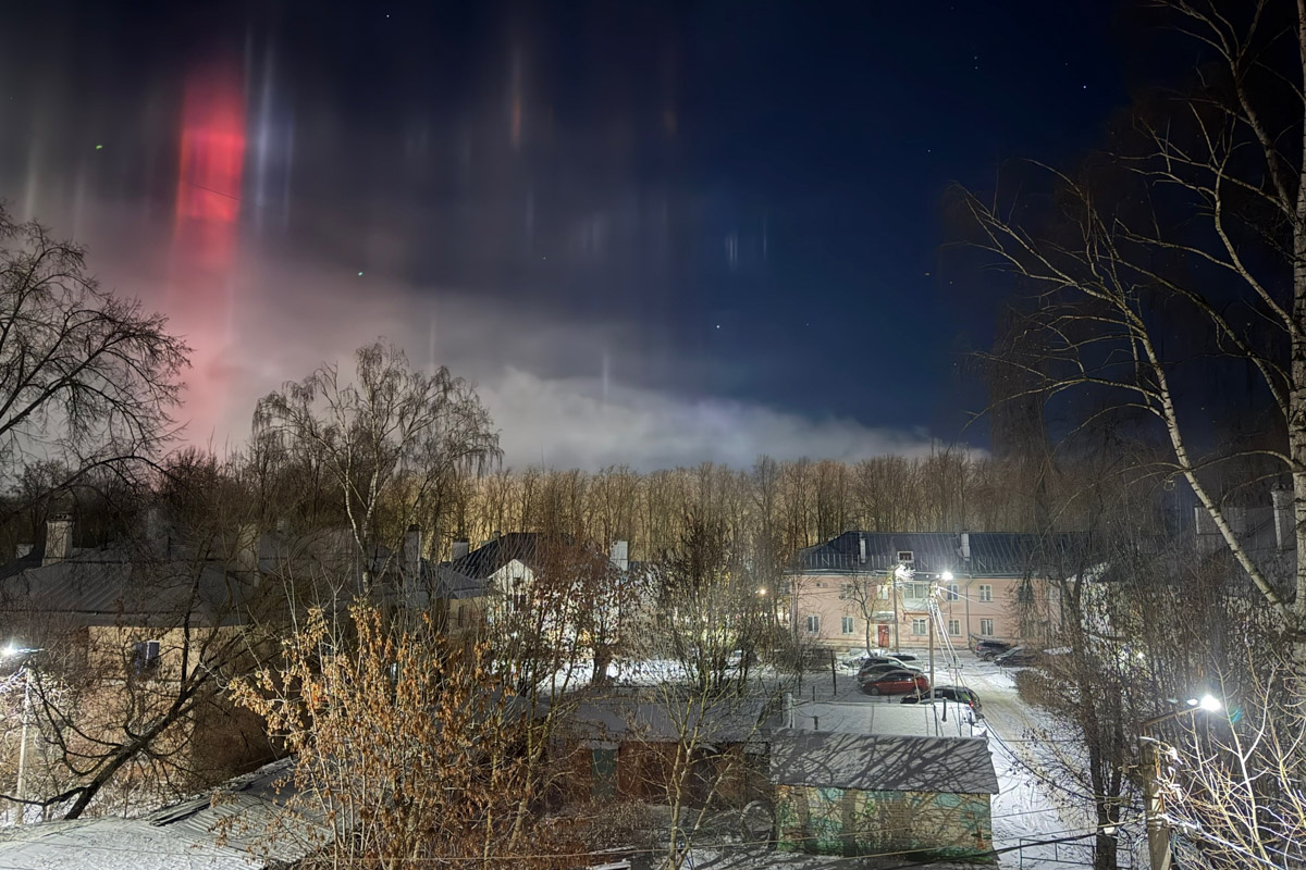 Жители Владимирской области стали свидетелями редкого оптического явления. Небо над регионом раскрасили световые столбы самых разных оттенков. Все дело в наступивших морозах, благодаря которым свет отражается в мельчайших кристаллах, парящих в воздухе. Выглядит это зрелище словно предновогоднее чудо.