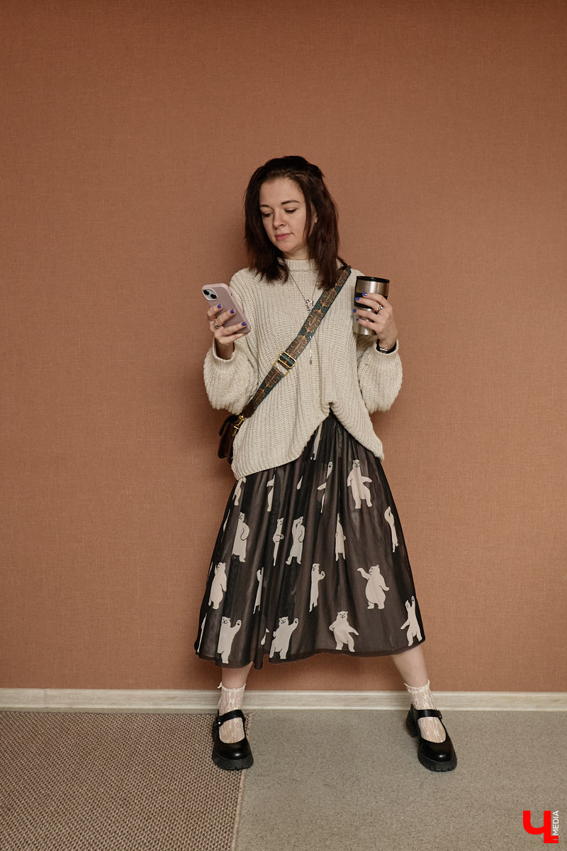 На смену глянцу и приталенным вещам пришел тренд, которого все ждали. «Месси герл», или стиль уставшей женщины, — новый модный манифест, освобождающий дам от оков неудобных формальных роб. «Ключ-Медиа» разобрал вирусную эстетику на примере трех капсульных образов Александры Реутовой.