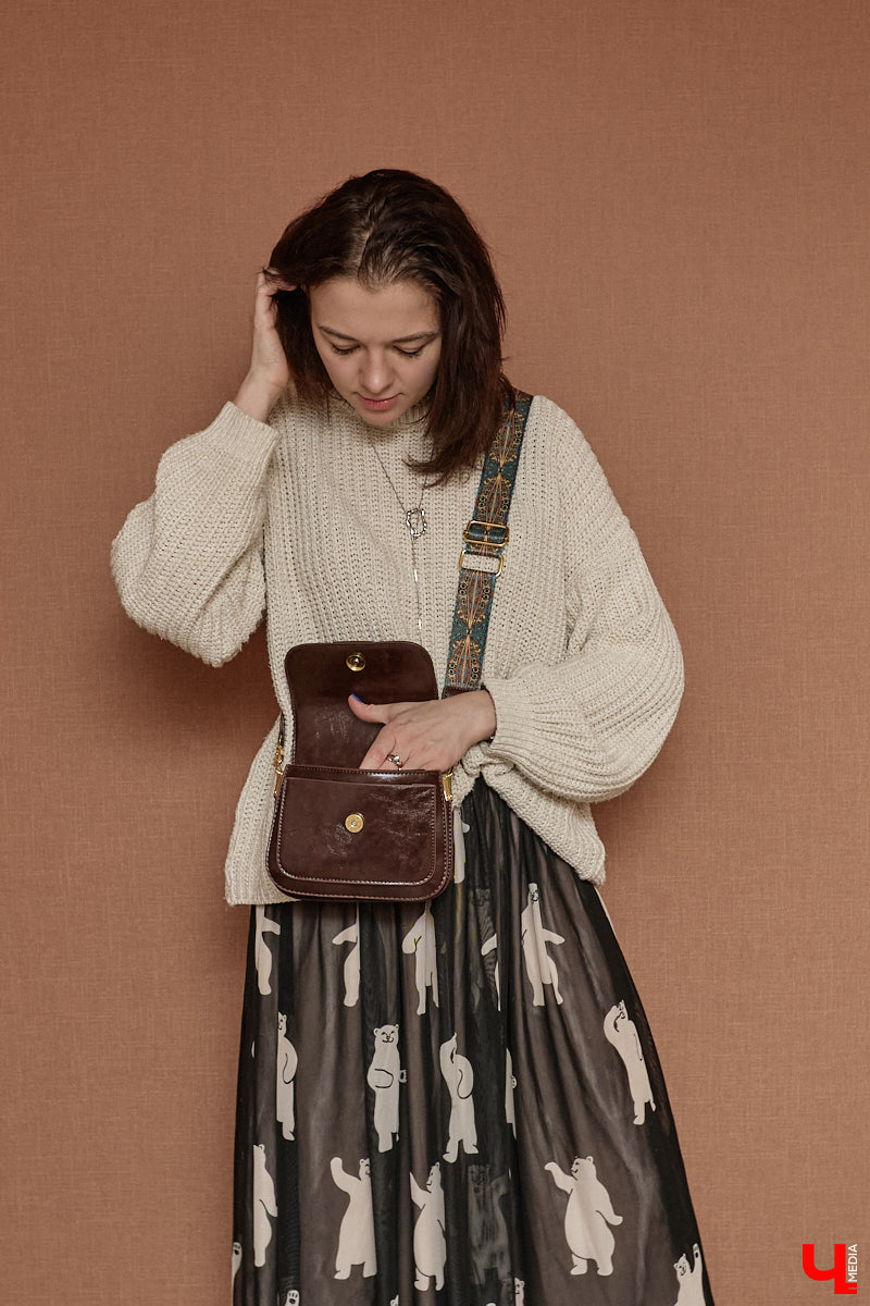 На смену глянцу и приталенным вещам пришел тренд, которого все ждали. «Месси герл», или стиль уставшей женщины, — новый модный манифест, освобождающий дам от оков неудобных формальных роб. «Ключ-Медиа» разобрал вирусную эстетику на примере трех капсульных образов Александры Реутовой.