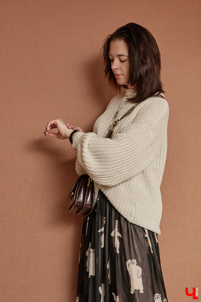 На смену глянцу и приталенным вещам пришел тренд, которого все ждали. «Месси герл», или стиль уставшей женщины, — новый модный манифест, освобождающий дам от оков неудобных формальных роб. «Ключ-Медиа» разобрал вирусную эстетику на примере трех капсульных образов Александры Реутовой.