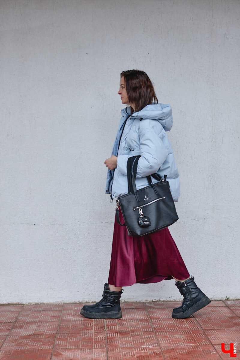 На смену глянцу и приталенным вещам пришел тренд, которого все ждали. «Месси герл», или стиль уставшей женщины, — новый модный манифест, освобождающий дам от оков неудобных формальных роб. «Ключ-Медиа» разобрал вирусную эстетику на примере трех капсульных образов Александры Реутовой.