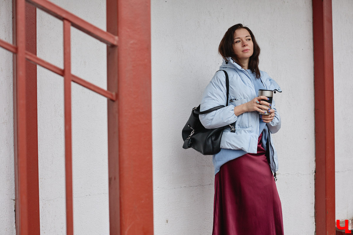 На смену глянцу и приталенным вещам пришел тренд, которого все ждали. «Месси герл», или стиль уставшей женщины, — новый модный манифест, освобождающий дам от оков неудобных формальных роб. «Ключ-Медиа» разобрал вирусную эстетику на примере трех капсульных образов Александры Реутовой.