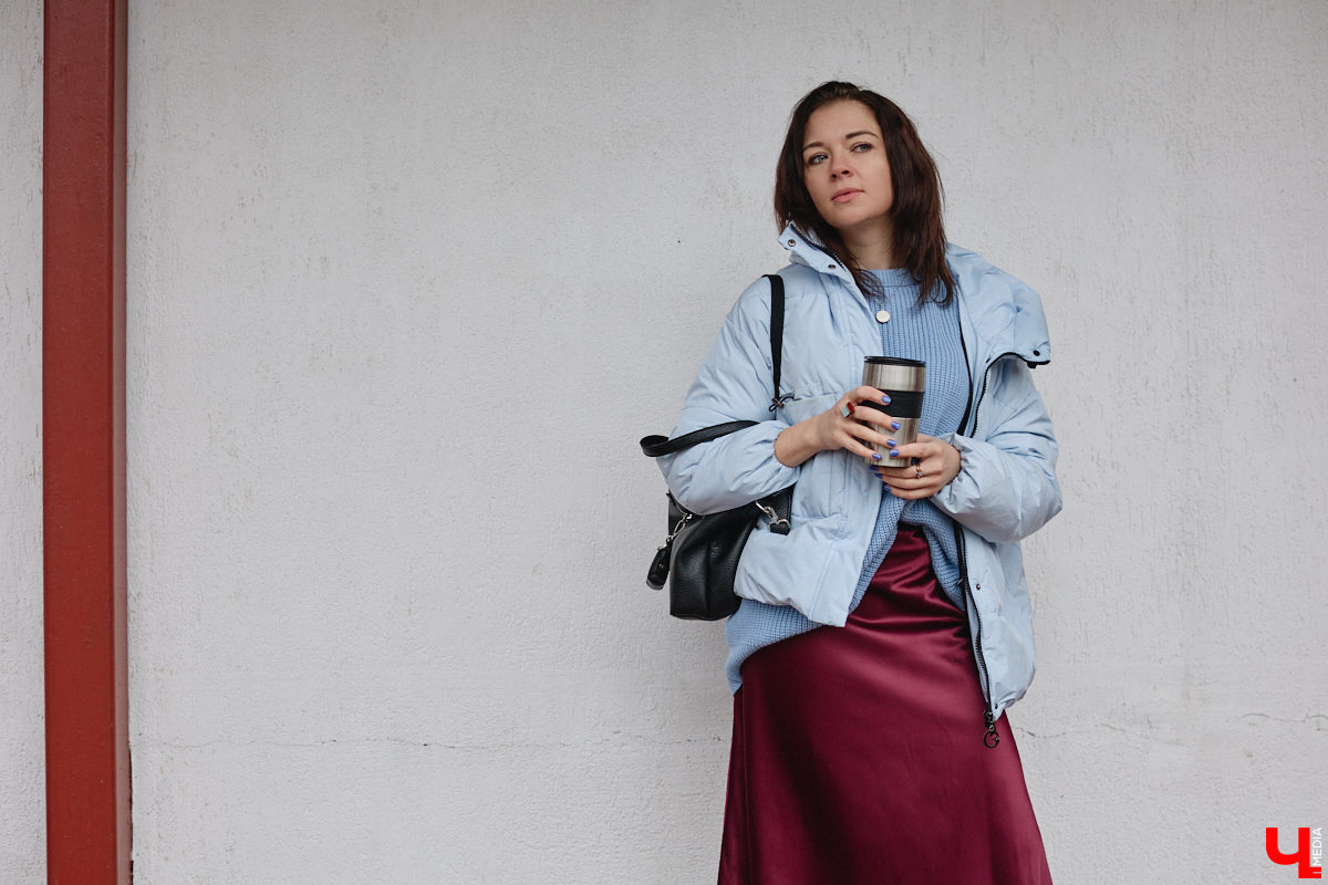 На смену глянцу и приталенным вещам пришел тренд, которого все ждали. «Месси герл», или стиль уставшей женщины, — новый модный манифест, освобождающий дам от оков неудобных формальных роб. «Ключ-Медиа» разобрал вирусную эстетику на примере трех капсульных образов Александры Реутовой.