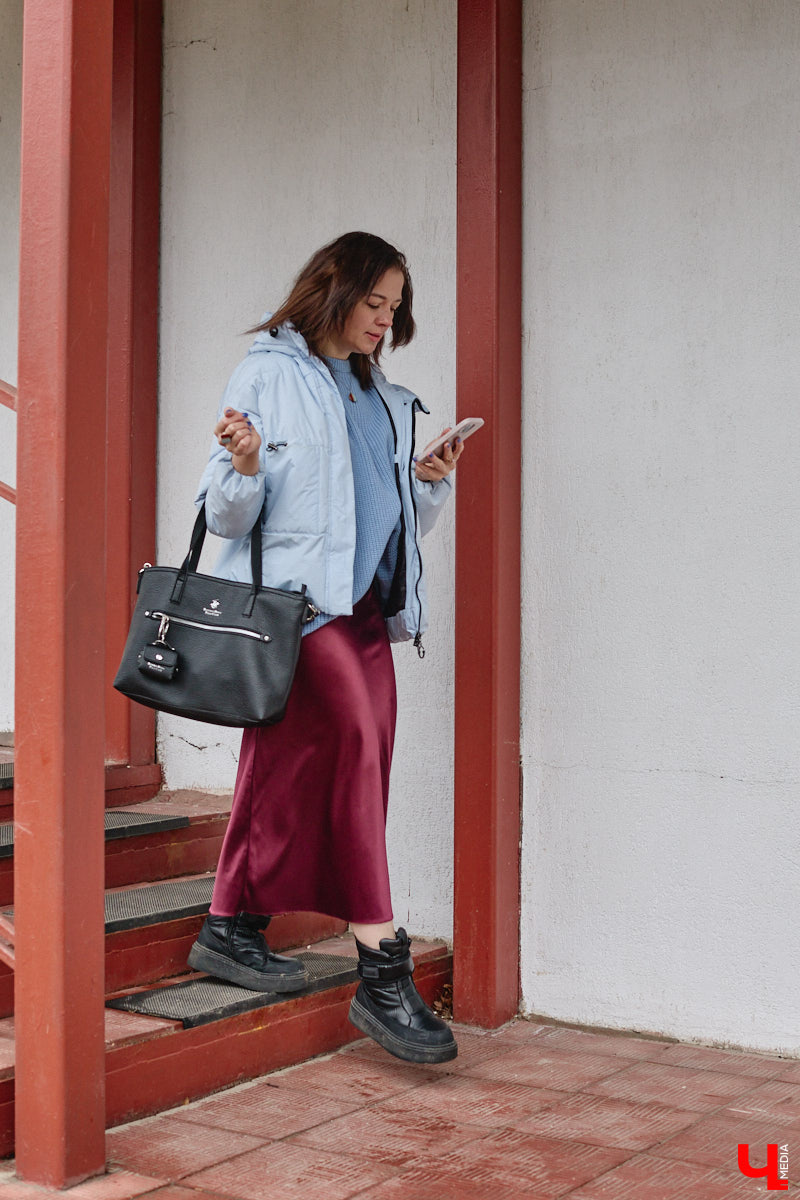 На смену глянцу и приталенным вещам пришел тренд, которого все ждали. «Месси герл», или стиль уставшей женщины, — новый модный манифест, освобождающий дам от оков неудобных формальных роб. «Ключ-Медиа» разобрал вирусную эстетику на примере трех капсульных образов Александры Реутовой.