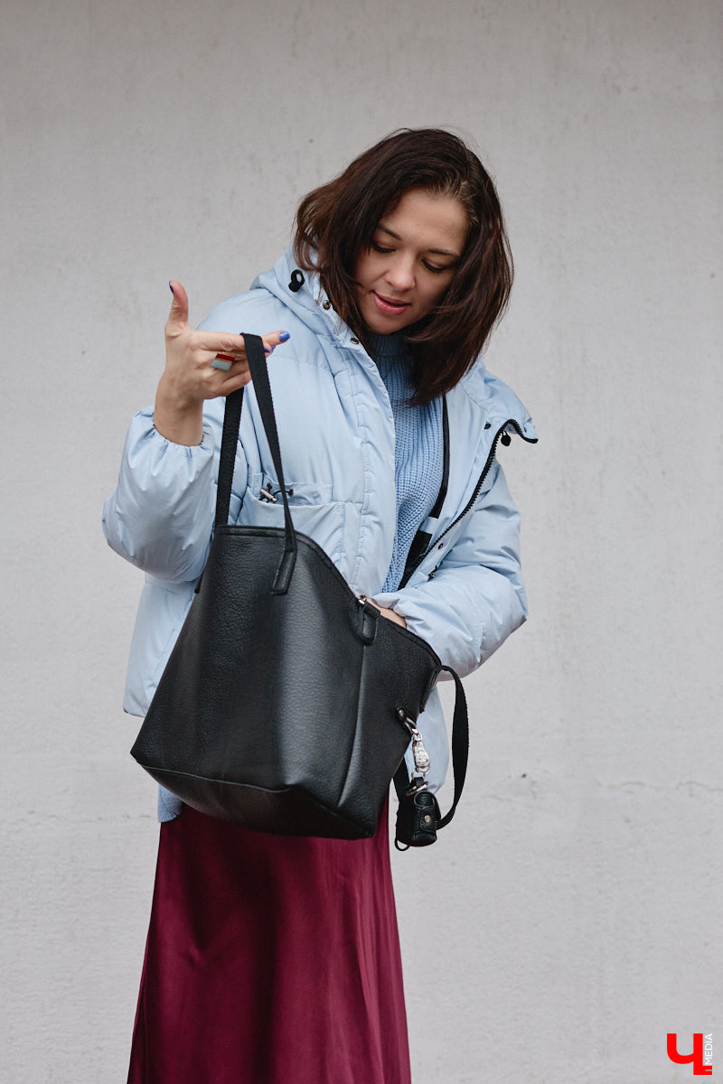 На смену глянцу и приталенным вещам пришел тренд, которого все ждали. «Месси герл», или стиль уставшей женщины, — новый модный манифест, освобождающий дам от оков неудобных формальных роб. «Ключ-Медиа» разобрал вирусную эстетику на примере трех капсульных образов Александры Реутовой.