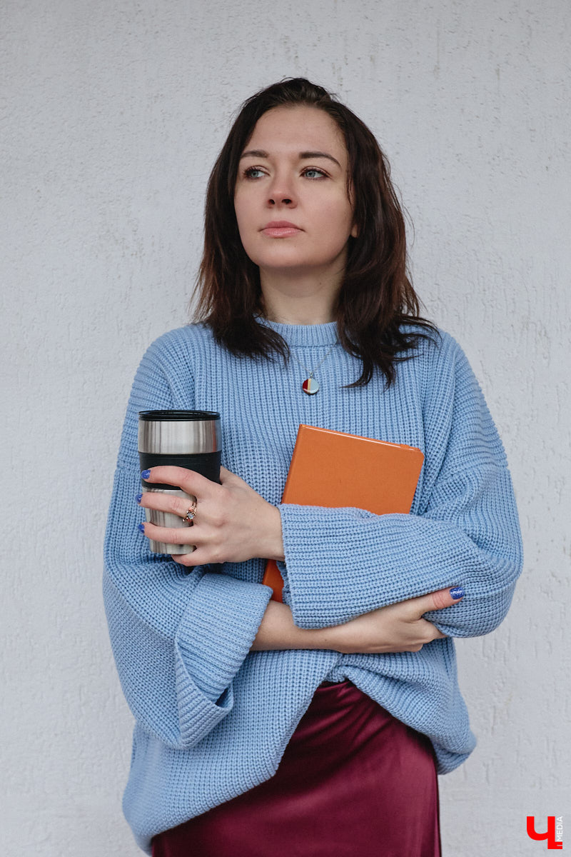 На смену глянцу и приталенным вещам пришел тренд, которого все ждали. «Месси герл», или стиль уставшей женщины, — новый модный манифест, освобождающий дам от оков неудобных формальных роб. «Ключ-Медиа» разобрал вирусную эстетику на примере трех капсульных образов Александры Реутовой.