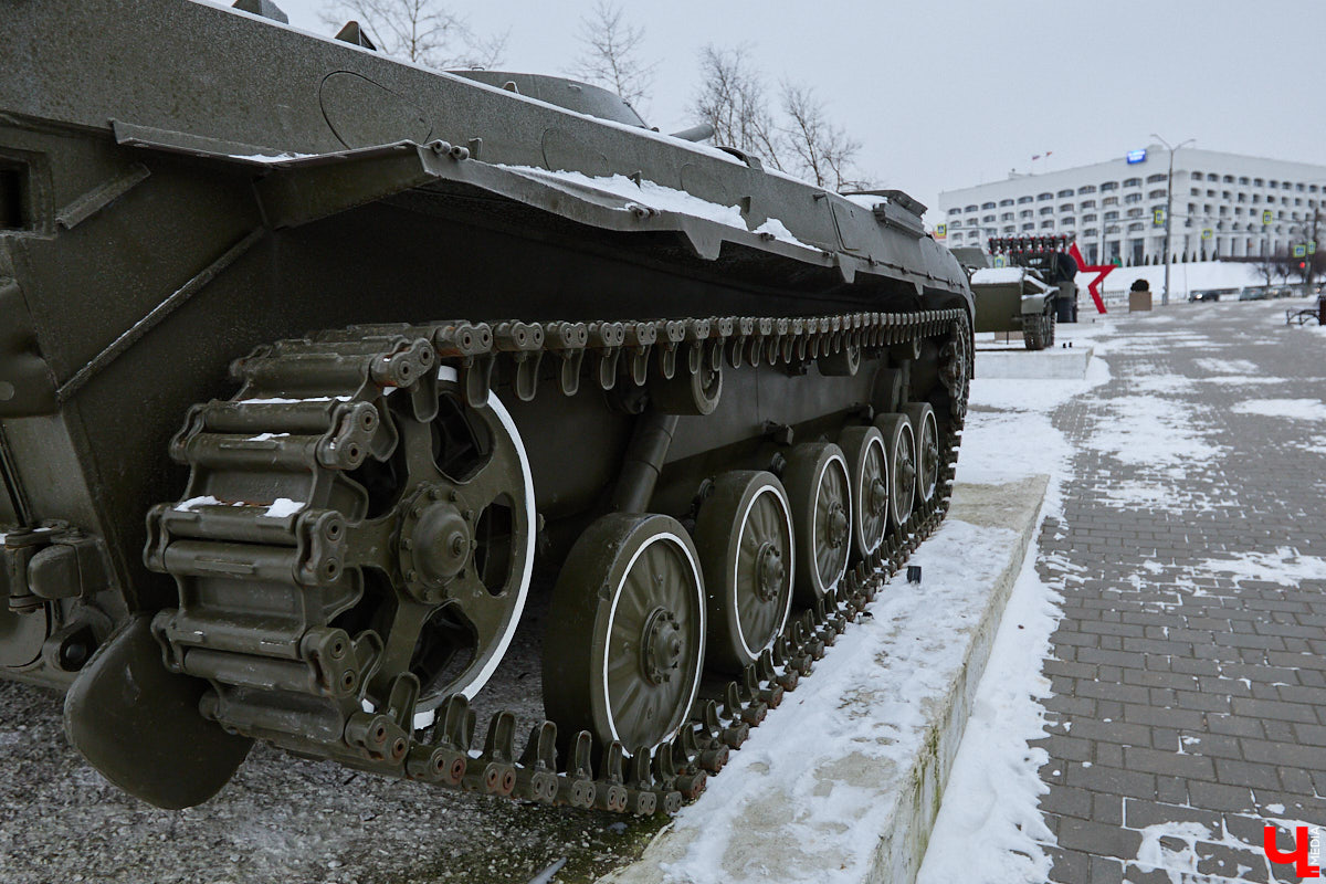 Во Владимире нет музея, объединяющего различные образцы техники. Зато такая коллекция есть под открытым небом прямо в черте города. Единственное, находятся экземпляры в отдаленных друг от друга локациях, но «Ключ-Медиа» собрал их воедино. Здорово, что увидеть механизмы своими глазами может каждый, и притом совершенно бесплатно!
