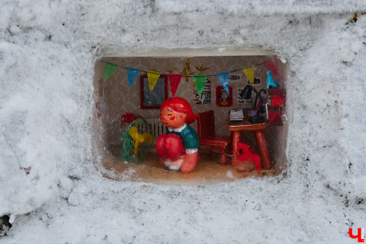 Регина Яфасова и Федор Карпов продолжают вносить разнообразие в городской пейзаж с помощью увлекательного квеста. Уличные художники спрятали в историческом центре Владимира еще две инсталляции за стеклом. Где, конечно, не скажем, а лишь приоткроем завесу тайны. Найдите новые миниатюры в кирпичах сами! Тем более на сей раз творения вещают о жизненном опыте самих мастеров.