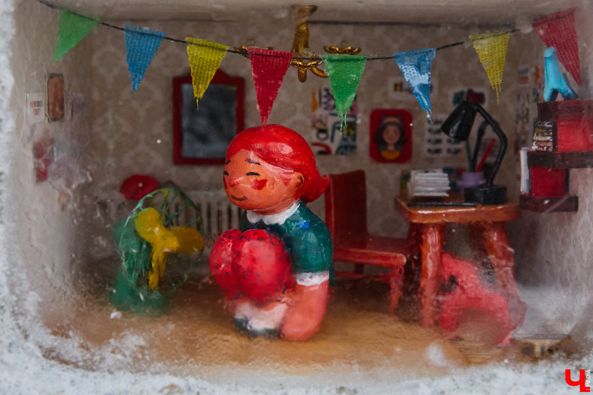 Регина Яфасова и Федор Карпов продолжают вносить разнообразие в городской пейзаж с помощью увлекательного квеста. Уличные художники спрятали в историческом центре Владимира еще две инсталляции за стеклом. Где, конечно, не скажем, а лишь приоткроем завесу тайны. Найдите новые миниатюры в кирпичах сами! Тем более на сей раз творения вещают о жизненном опыте самих мастеров.