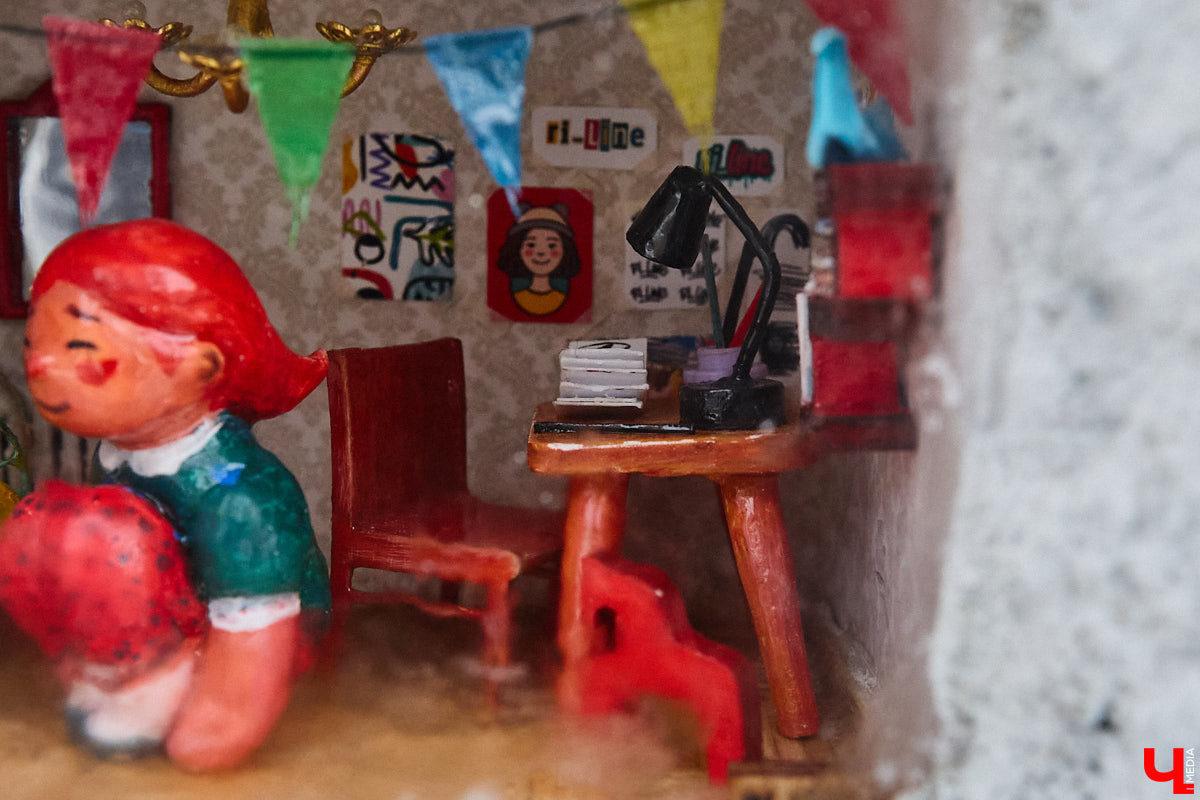 Регина Яфасова и Федор Карпов продолжают вносить разнообразие в городской пейзаж с помощью увлекательного квеста. Уличные художники спрятали в историческом центре Владимира еще две инсталляции за стеклом. Где, конечно, не скажем, а лишь приоткроем завесу тайны. Найдите новые миниатюры в кирпичах сами! Тем более на сей раз творения вещают о жизненном опыте самих мастеров.