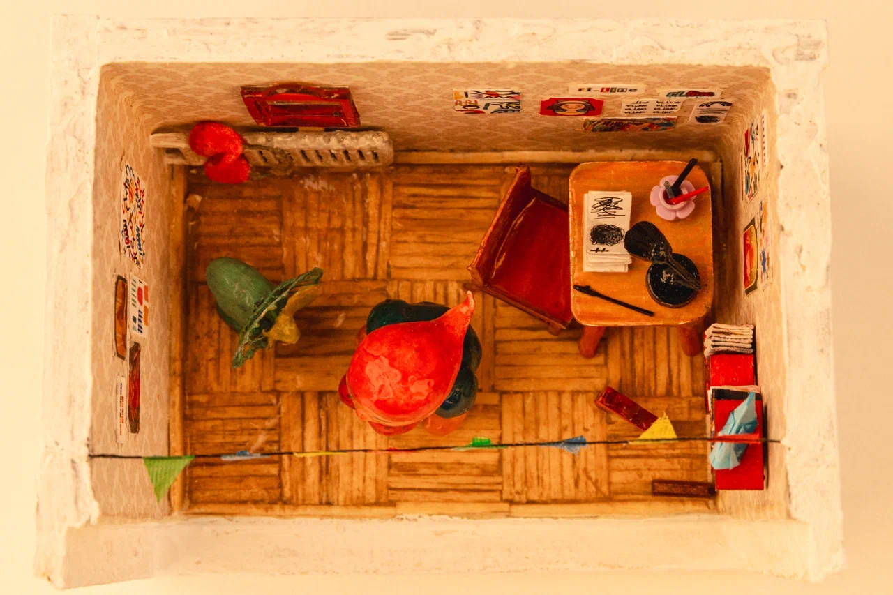 Регина Яфасова и Федор Карпов продолжают вносить разнообразие в городской пейзаж с помощью увлекательного квеста. Уличные художники спрятали в историческом центре Владимира еще две инсталляции за стеклом. Где, конечно, не скажем, а лишь приоткроем завесу тайны. Найдите новые миниатюры в кирпичах сами! Тем более на сей раз творения вещают о жизненном опыте самих мастеров.