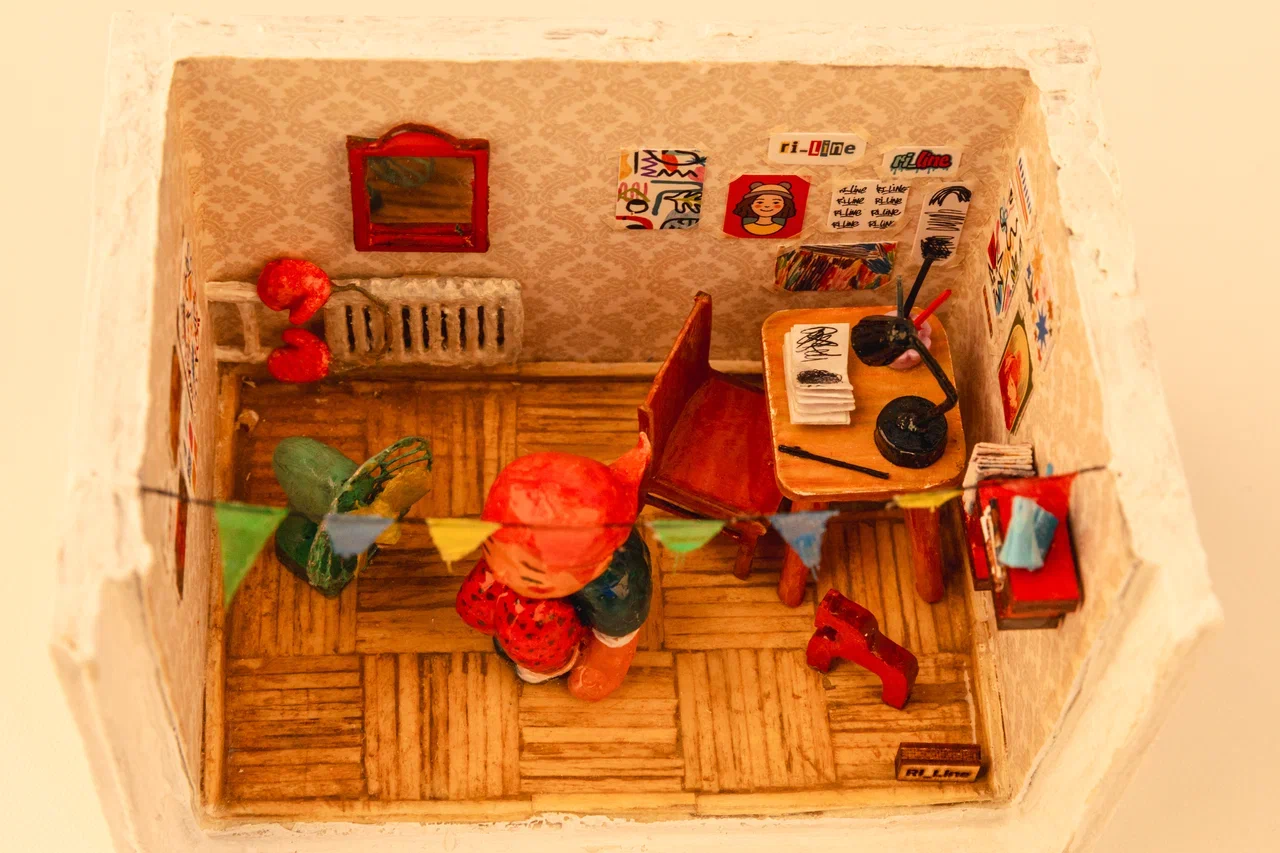 Регина Яфасова и Федор Карпов продолжают вносить разнообразие в городской пейзаж с помощью увлекательного квеста. Уличные художники спрятали в историческом центре Владимира еще две инсталляции за стеклом. Где, конечно, не скажем, а лишь приоткроем завесу тайны. Найдите новые миниатюры в кирпичах сами! Тем более на сей раз творения вещают о жизненном опыте самих мастеров.