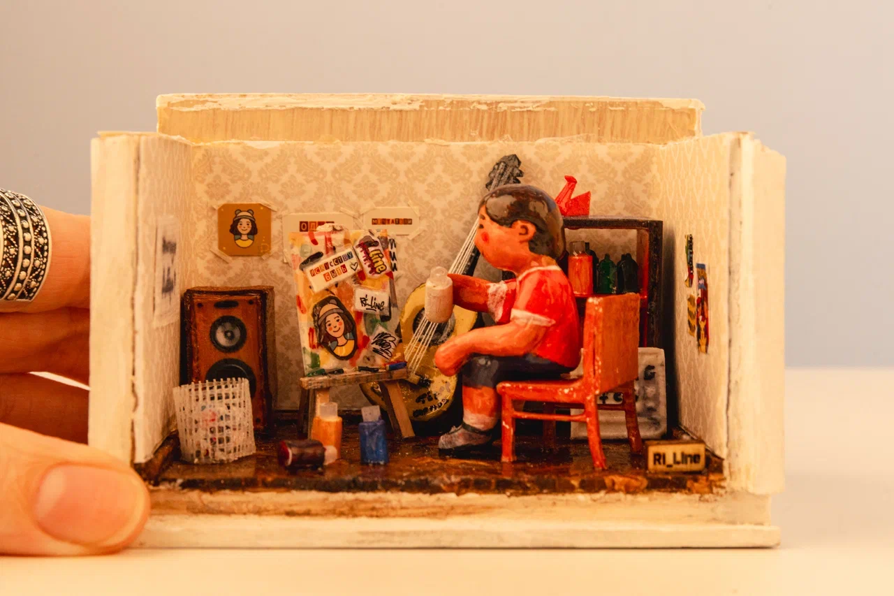 Регина Яфасова и Федор Карпов продолжают вносить разнообразие в городской пейзаж с помощью увлекательного квеста. Уличные художники спрятали в историческом центре Владимира еще две инсталляции за стеклом. Где, конечно, не скажем, а лишь приоткроем завесу тайны. Найдите новые миниатюры в кирпичах сами! Тем более на сей раз творения вещают о жизненном опыте самих мастеров.