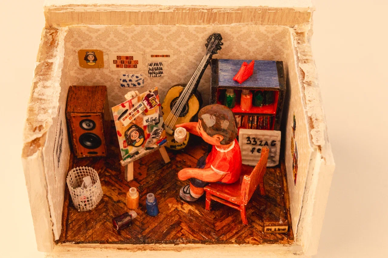 Регина Яфасова и Федор Карпов продолжают вносить разнообразие в городской пейзаж с помощью увлекательного квеста. Уличные художники спрятали в историческом центре Владимира еще две инсталляции за стеклом. Где, конечно, не скажем, а лишь приоткроем завесу тайны. Найдите новые миниатюры в кирпичах сами! Тем более на сей раз творения вещают о жизненном опыте самих мастеров.