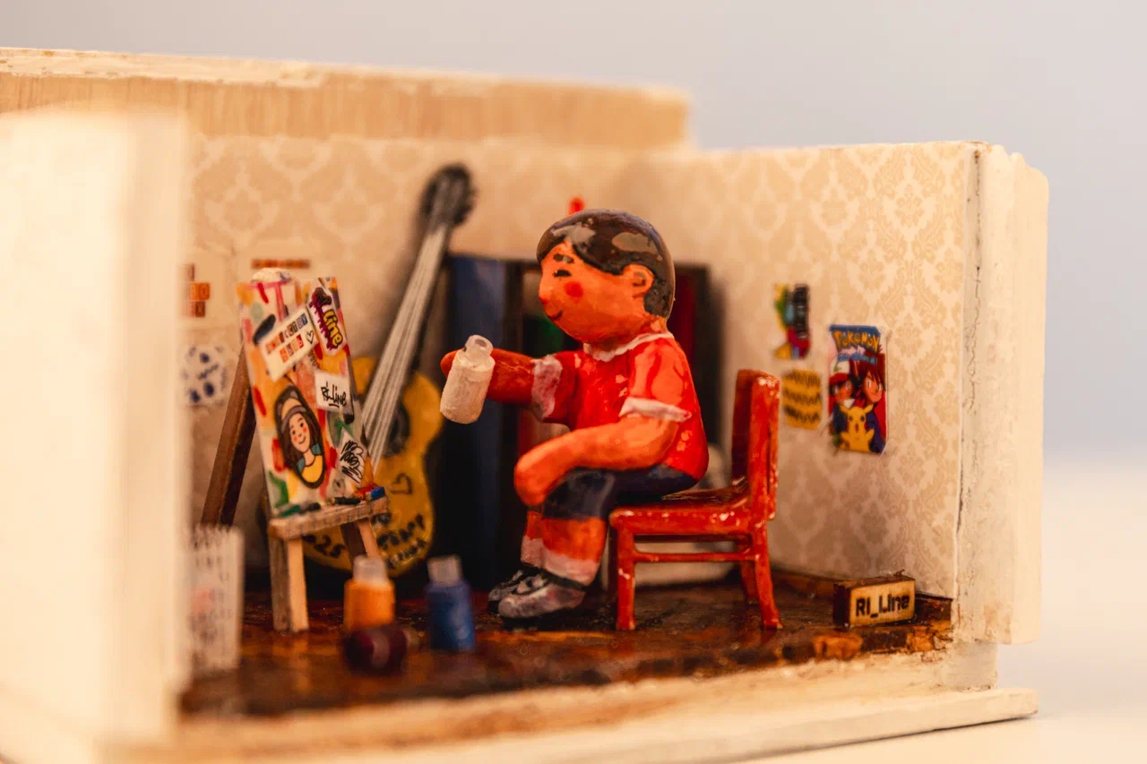 Регина Яфасова и Федор Карпов продолжают вносить разнообразие в городской пейзаж с помощью увлекательного квеста. Уличные художники спрятали в историческом центре Владимира еще две инсталляции за стеклом. Где, конечно, не скажем, а лишь приоткроем завесу тайны. Найдите новые миниатюры в кирпичах сами! Тем более на сей раз творения вещают о жизненном опыте самих мастеров.