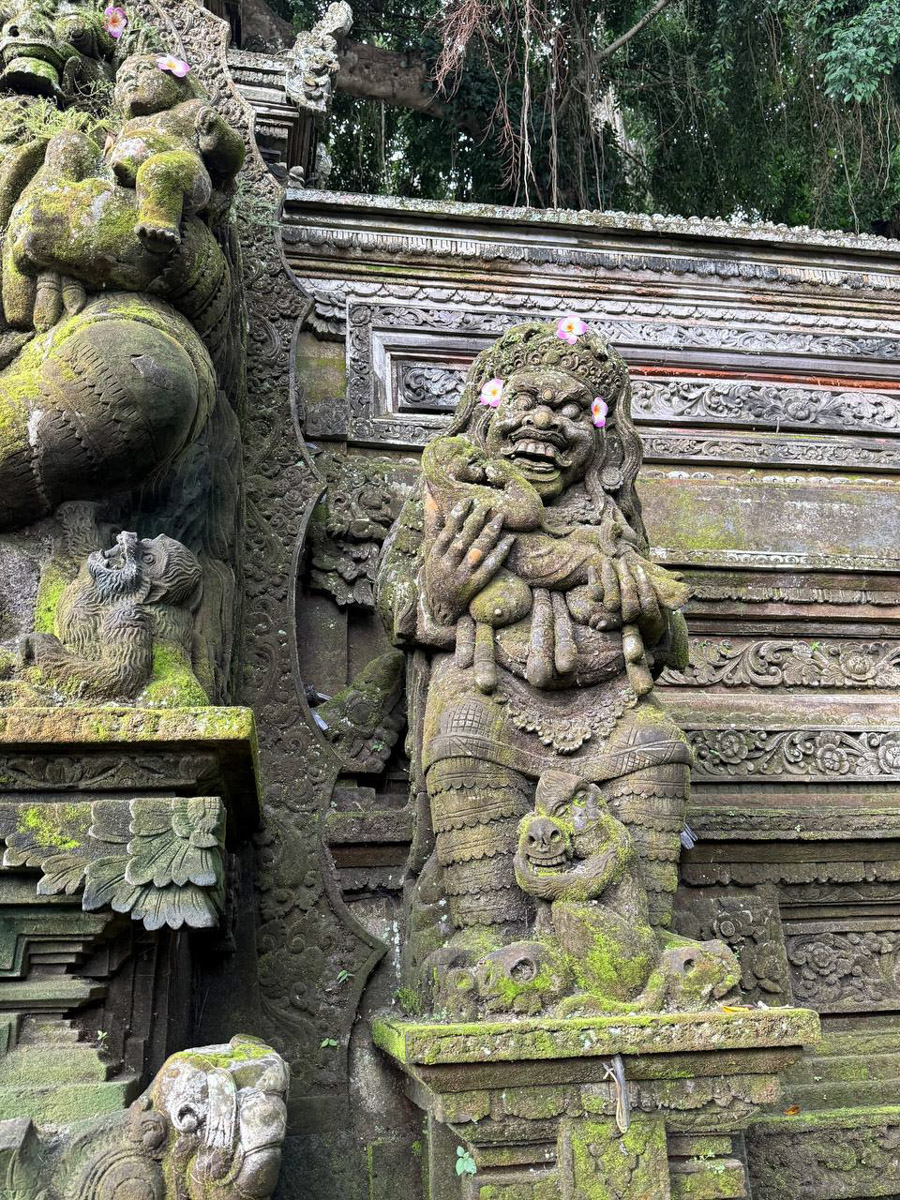 В последнее время организовывать путешествия за границу стало сложнее. Но и в этих условиях остаются возможности спланировать необычный тур за приемлемые деньги. Жительница Владимира Полина Чистова занимается этим уже 17 лет: с семьей она объездила более 30 стран. О своем любопытном опыте наша героиня рассказала «Ключ-Медиа».