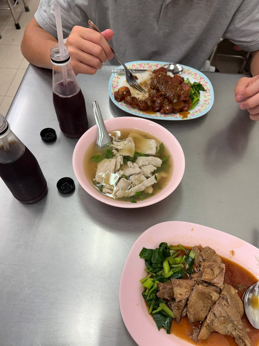 В последнее время организовывать путешествия за границу стало сложнее. Но и в этих условиях остаются возможности спланировать необычный тур за приемлемые деньги. Жительница Владимира Полина Чистова занимается этим уже 17 лет: с семьей она объездила более 30 стран. О своем любопытном опыте наша героиня рассказала «Ключ-Медиа».