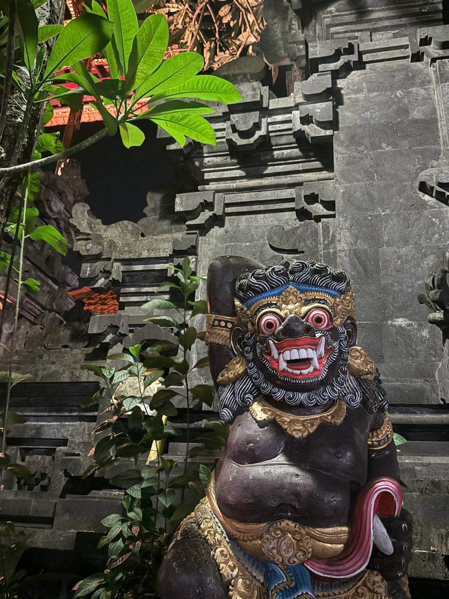 В последнее время организовывать путешествия за границу стало сложнее. Но и в этих условиях остаются возможности спланировать необычный тур за приемлемые деньги. Жительница Владимира Полина Чистова занимается этим уже 17 лет: с семьей она объездила более 30 стран. О своем любопытном опыте наша героиня рассказала «Ключ-Медиа».