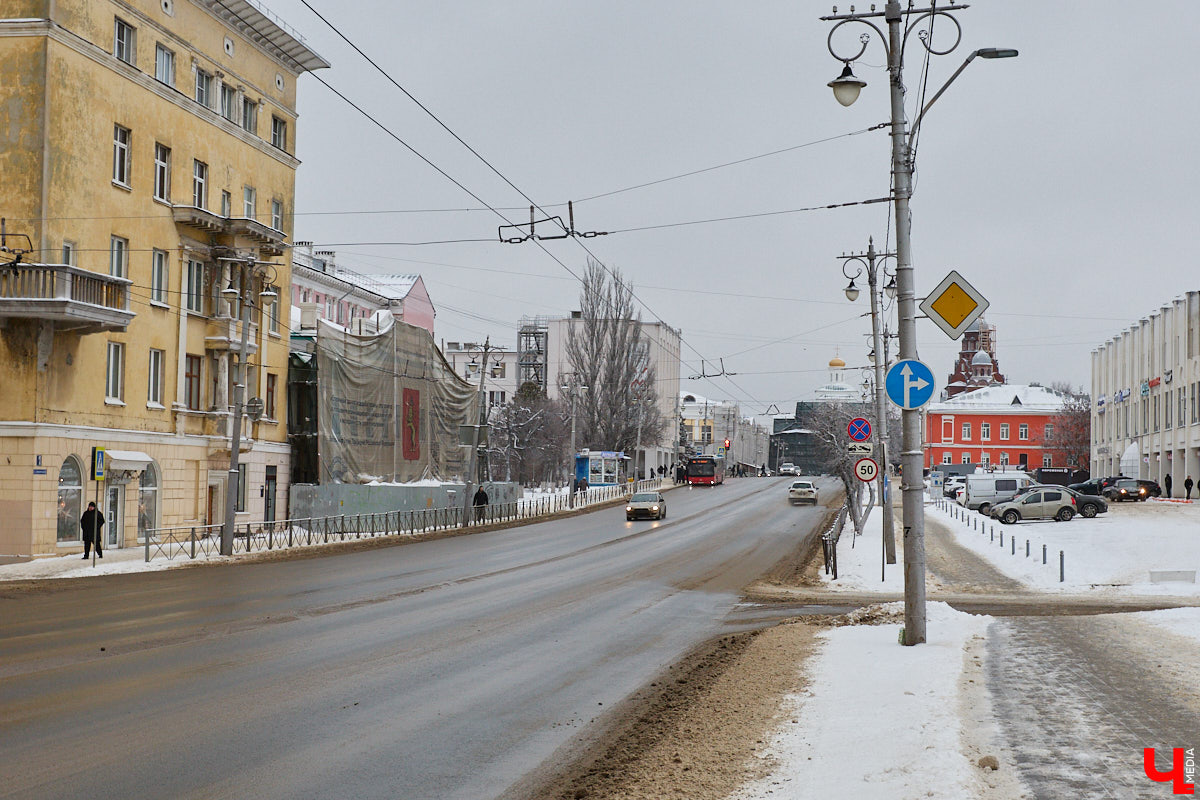 Не всем домам, помнящим былое, выпадает шанс на вторую жизнь. Но как минимум шесть городских старожилов его получили. Одни уже готовы освободиться от лесов, другие только в ожидании зеленой сетки на фасаде. Держим кулачки, чтобы эти истории обновлений не переросли в эпопеи.