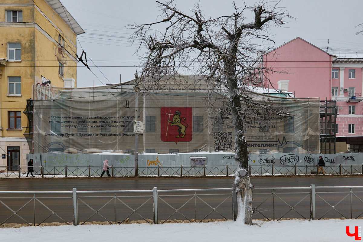 Не всем домам, помнящим былое, выпадает шанс на вторую жизнь. Но как минимум шесть городских старожилов его получили. Одни уже готовы освободиться от лесов, другие только в ожидании зеленой сетки на фасаде. Держим кулачки, чтобы эти истории обновлений не переросли в эпопеи.