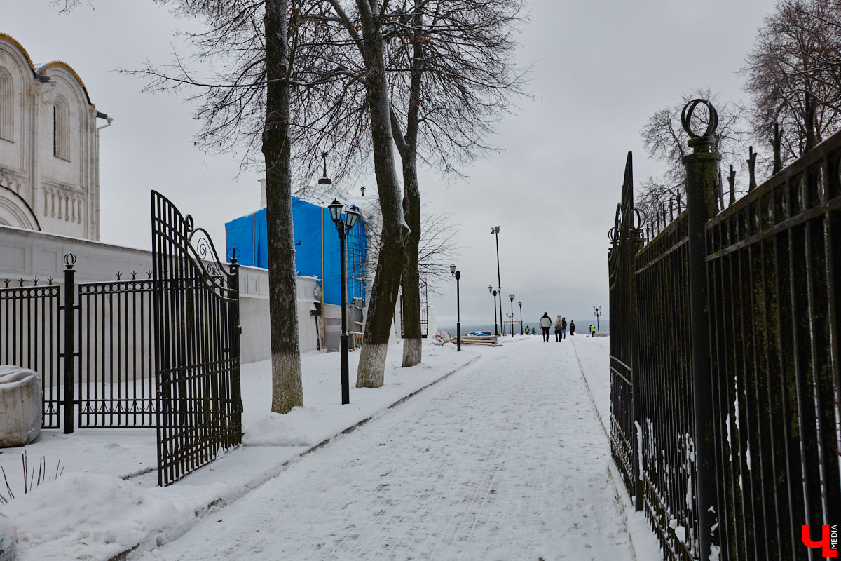 Не всем домам, помнящим былое, выпадает шанс на вторую жизнь. Но как минимум шесть городских старожилов его получили. Одни уже готовы освободиться от лесов, другие только в ожидании зеленой сетки на фасаде. Держим кулачки, чтобы эти истории обновлений не переросли в эпопеи.