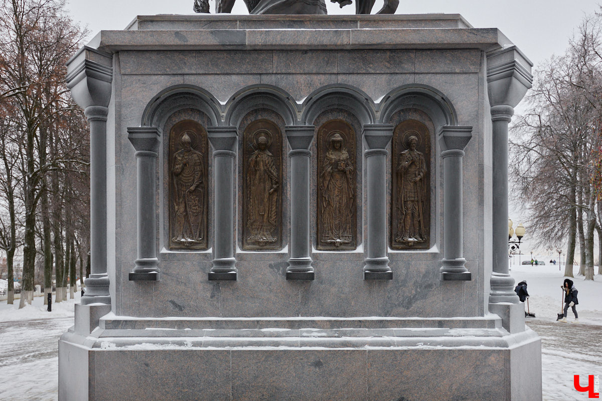 Не всем домам, помнящим былое, выпадает шанс на вторую жизнь. Но как минимум шесть городских старожилов его получили. Одни уже готовы освободиться от лесов, другие только в ожидании зеленой сетки на фасаде. Держим кулачки, чтобы эти истории обновлений не переросли в эпопеи.