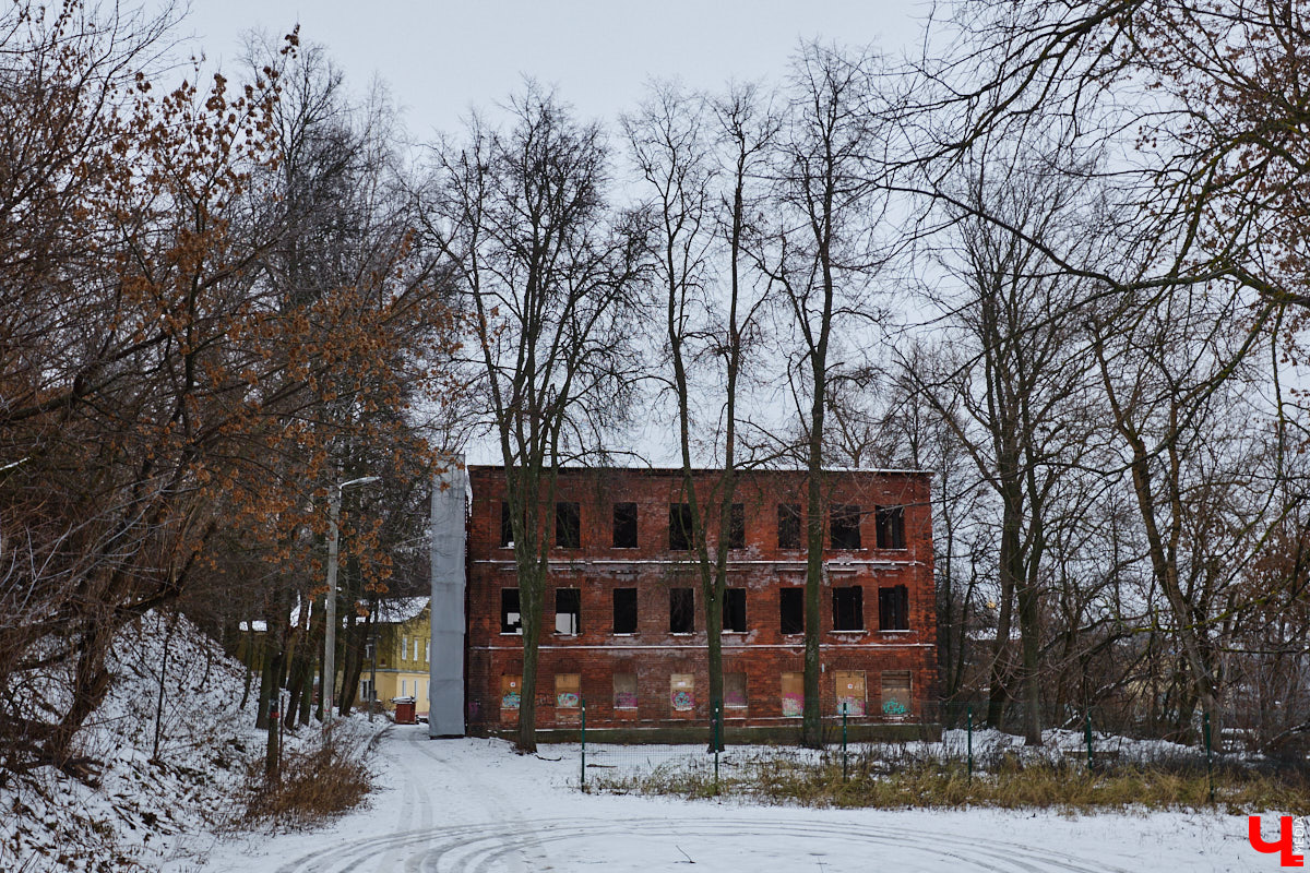 Не всем домам, помнящим былое, выпадает шанс на вторую жизнь. Но как минимум шесть городских старожилов его получили. Одни уже готовы освободиться от лесов, другие только в ожидании зеленой сетки на фасаде. Держим кулачки, чтобы эти истории обновлений не переросли в эпопеи.